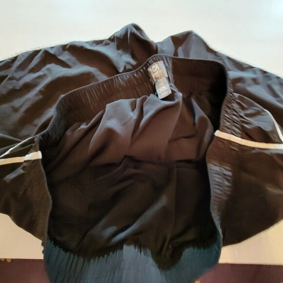 GAP WOMEN"S SHORT WITH WHITE STRIM LINE ALL AROUND - Picture 8 of 8